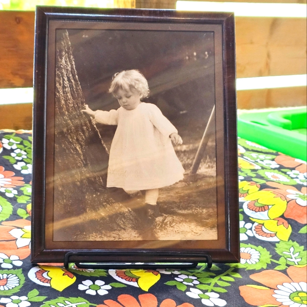 Vibrant Great Depression Era Artistic Photography Of A Little Girl